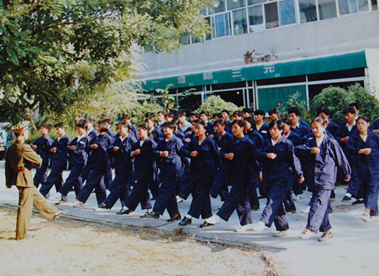 59博论坛网员工起劲加入军训活动